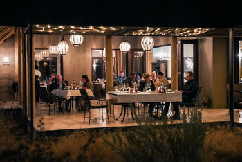 Etosha Oberland Lodge Etosha Oberland Lodge: Gäste auf der Restaurantterrasse
