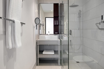 Four Points Arusha Hotel: Gästebad