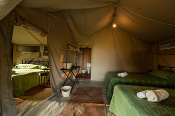 Mara Kati Kati Tented Camp: Rustikale Zwillingsbetten mit gewebten Körben