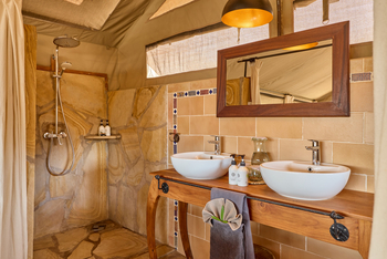 Mkomazi Wilderness Retreat: Stilvolles Zeltbad mit Waschtisch und Naturstein