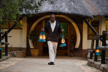 Mukambi Safari Lodge: Mitarbeiter mit Öllampen