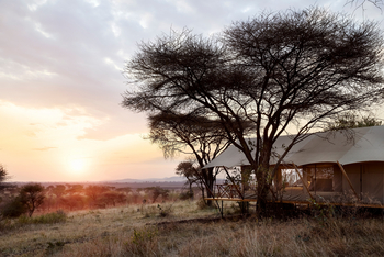 Out of Africa Legend by Laba Explorer: Camp bei Sonnenuntergang