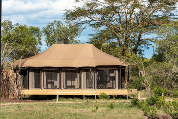 The River Camp: Canvaszelt mit Holzdeck im Morgenlicht