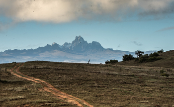 Borana Lodge Borana Lodge: Hügel mit Fahrspuren im Boden