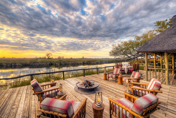 Camp Xakanaxa Camp Xakanaxa: Hauptlodge mit Feuerstelle