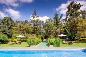 Country Lodge: Luxuriöse Pool-Landschaft bei Tageslicht