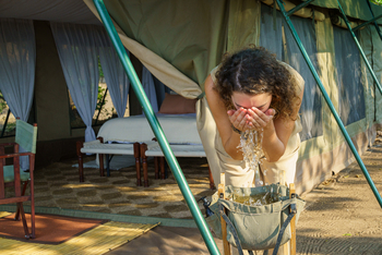 John's Camp John's Camp: Gästezelt - Handwaschbecken