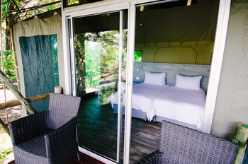 Kazile Island Lodge: Veranda und Schiebetür