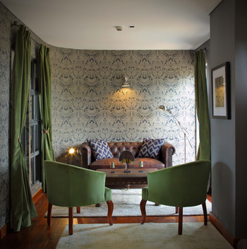 Latitude 0: Sessel in The Den