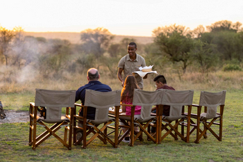 Mara Kati Kati Tented Camp: Gäste bei Sonnenuntergang am Lagerfeuer