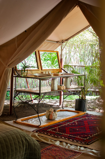 Naibor Camp: Standardgästezelt - Waschtisch