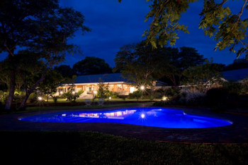 Pioneers Victoria Falls: Pool bei Nacht