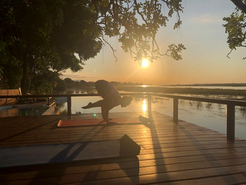 Royal Zambezi Lodge: Yoga in der Sonne