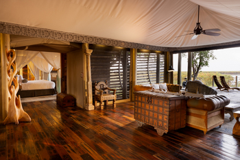 Sitatunga Private Island Suite: Lounge und Durchgang zum Schlafzimmer