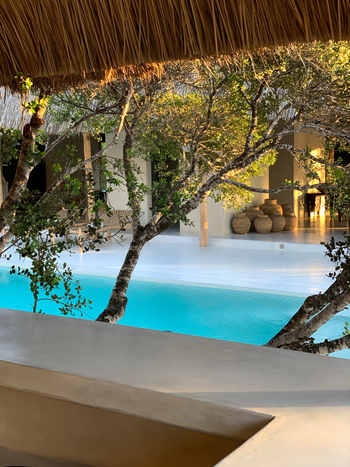 Sussurro: Blick über den Pool zur Bibliothek