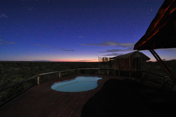 Tau Pan Camp Tau Pan Camp: Nacht über dem Pool