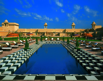 The Oberoi Udaivilas: Hauptpool mit Stufenzugang