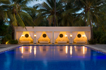 Baraza Resort and Spa: Pool am Abend mit Beleuchtung