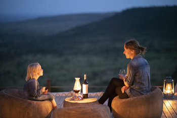 Elewana Lodo Springs: Terasse mit Laternen