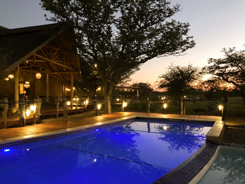 Etosha Oberland Lodge Etosha Oberland Lodge: Pool am Abend