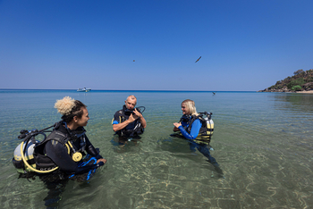Kaya Mawa Kaya Mawa: Tauchlehrer mit Schülerinnen