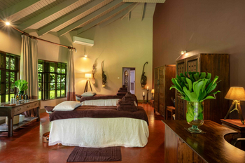 Legendary Lodge: Massageraum mit braunen Handtüchern und Pflanzen