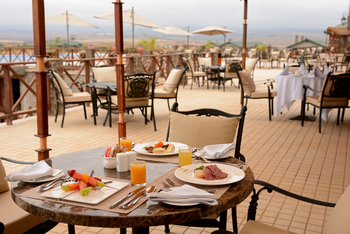 Ngorongoro Oldeani Mountain Lodge: Essbereich außen