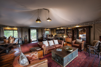 The Dhow Suite at Zarafa: Ledersofa