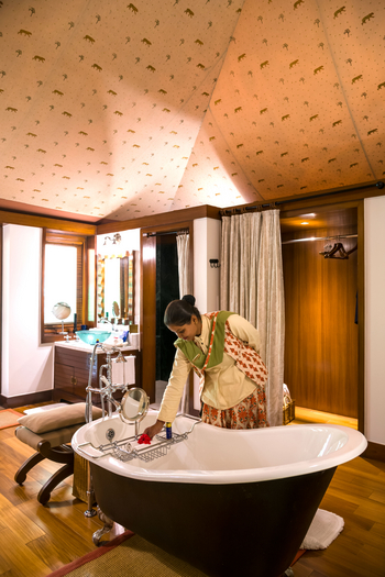 The Oberoi Vanyavilas Wildlife Resort The Oberoi Vanyavilas Wildlife Resort: Vorbereitung zum Bad
