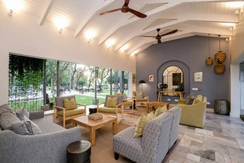 The Palm River Hotel: Lounge