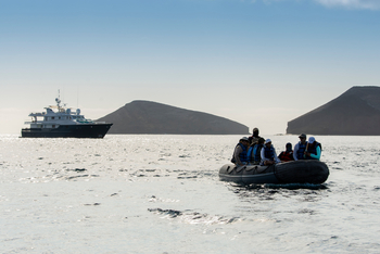 andBeyond Galapagos Explorer: Expeditionsgäste im Beiboot, glitzernde See