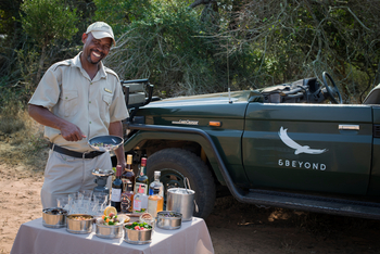 andBeyond Phinda Rock Lodge: Freudiger Guide serviert Busch-Snacks