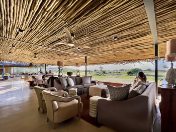 Anderssons at Ongava: Lounge mit Blick zum Wasserloch