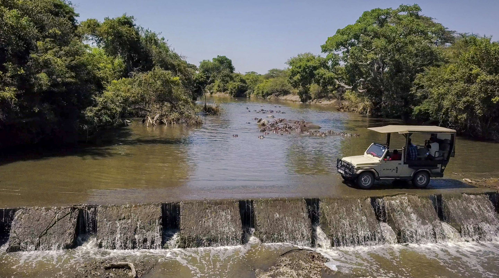 Asanja Nyasirori Asanja Nyasirori: Überquerung eines Flusses