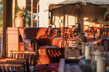 Elewana Little Elephant Pepper Camp: Ledersessel in offener Canvas-Lounge