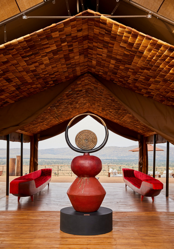 Laba Grumeti Art Lodge: Skulptur im Hauptgebäude