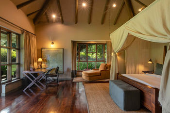 Legendary Lodge: Elegantes Schlafzimmer mit Baldachin und Leselampe