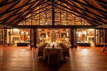 Mateya Safari Lodge: Essbereich mit afrikanischen Skulpturen und Kronleuchter
