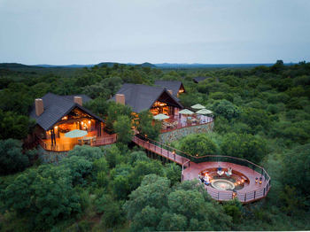 Mateya Safari Lodge: Lodge am Abend mit Feuerplatz und Laternen