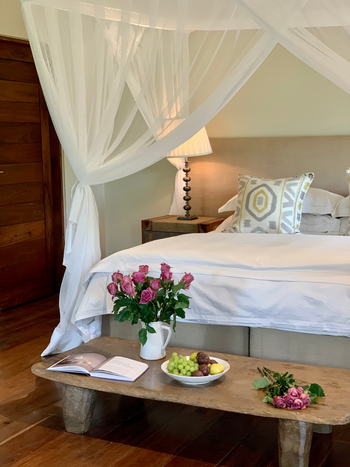 Siringit Villa: Doppelbett mit Moskitonetz