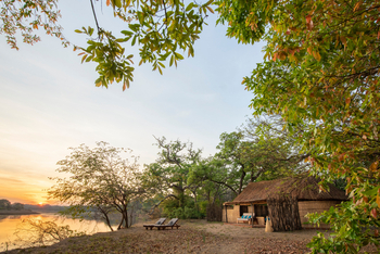 Takwela Camp Takwela Camp: Lage am Fluss - altes Chalet