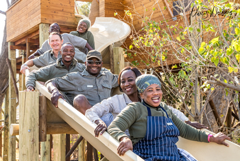 Tuludi Camp: Personal auf der Rutsche