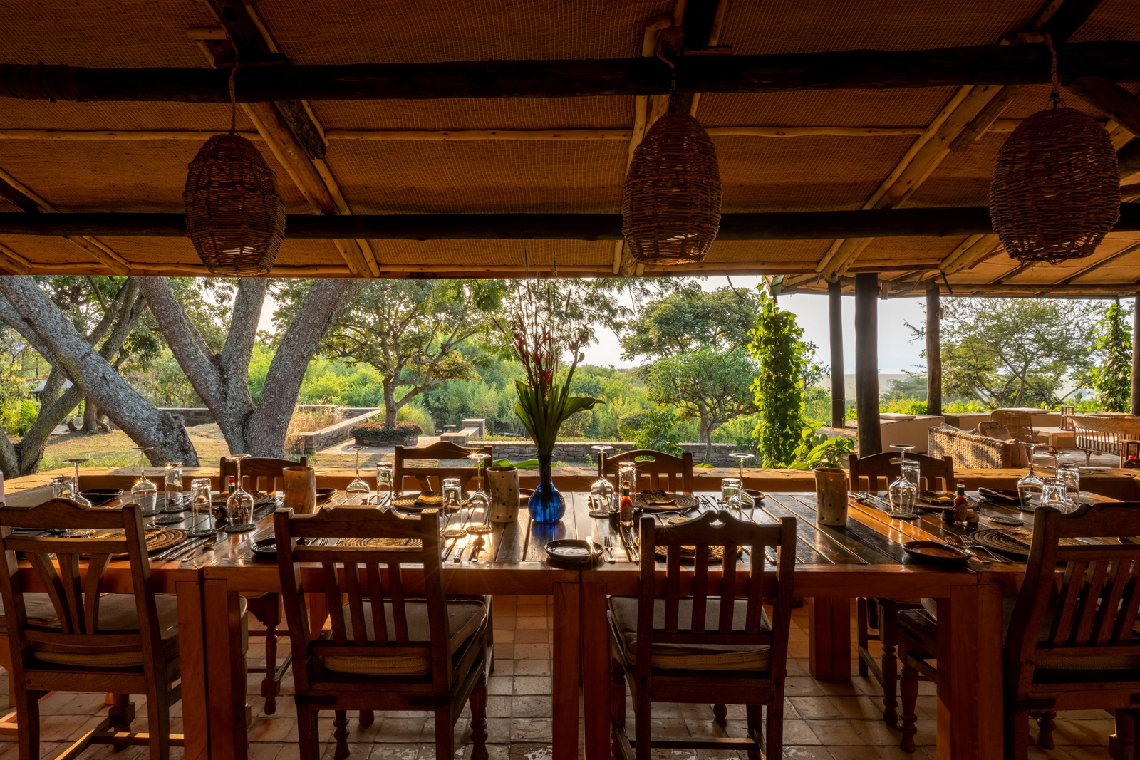 Volcanoes Kyambura Gorge Lodge Volcanoes Kyambura Gorge Lodge: Esstisch