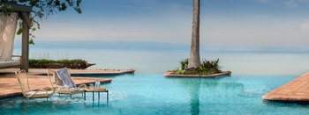 Bumi Hills Safari Lodge: Pool mit Ausblick