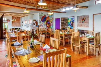 Chameleon Hill Forest Lodge: Esstische Innenbereich