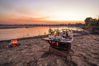 Chikunto Safari Lodge Chikunto Safari Lodge: Feuer am Flussufer