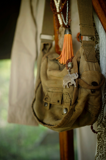 Esirai Camp: Schmuck und Tasche