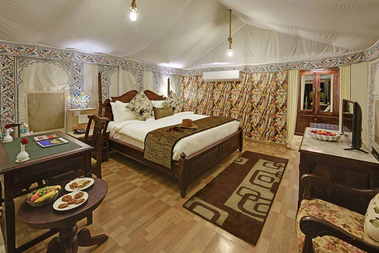 Gir Lion Safari Camp Gir Lion Safari Camp: Doppelbett im Luxury Tent