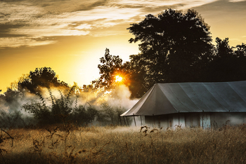 Jamtara Wilderness Camp: Morgennebel vor den Zelten