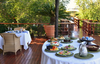 Mateya Safari Lodge: Elegantes Outdoor-Essen im Sonnenlicht auf Deck